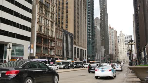 Michigan Ave en el centro de Chicago Tráfico — Vídeos de Stock