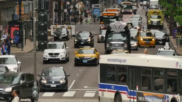 Rush Hour Traffic  in Downtown Loop Chicago — Stock Video
