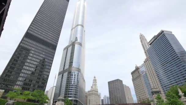 Chicago felhőkarcolók és Michigan Avenue híd a folyón — Stock videók