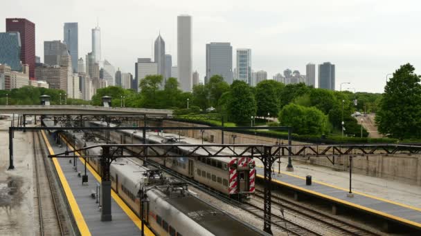 Vlaky přijíždějí a opustil Chicago Loop okres — Stock video