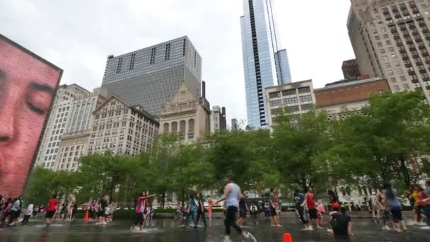 Фонтан Краун в парке Миллениум в Чикаго Луп — стоковое видео