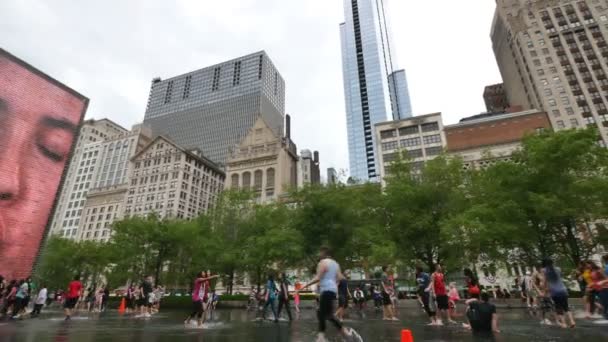 Crown Fountain in Millennium Park in Chicago Loop — Stock Video