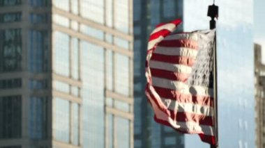 Chicago üzerinde günbatımında sallayarak sinematik Amerika Birleşik Devletleri bayrağı