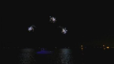 Chicago Michigan Gölü üzerinde parlak havai fişek