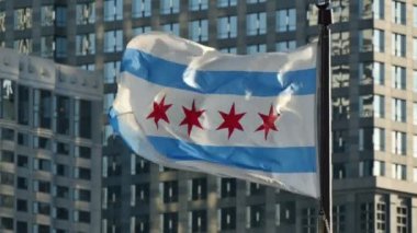 Sinematik Chicago bayrak sallayarak günbatımında
