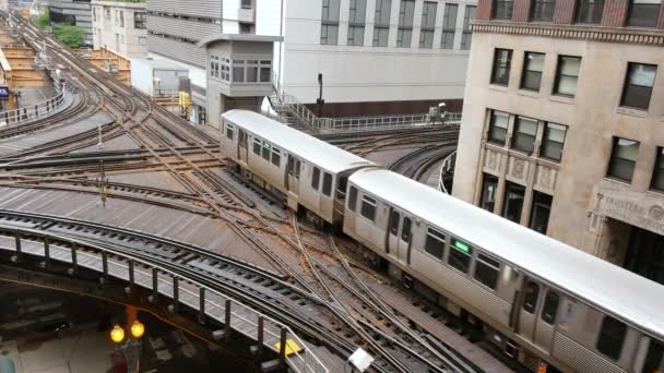 Erhöhte U-Bahn im Finanzbezirk Chicago loop — Stockvideo