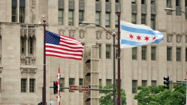 Σικάγο Ιλινόις Ηνωμένες Πολιτείες Της Αμερικής Flags Chicago Tribune Building — Αρχείο Βίντεο