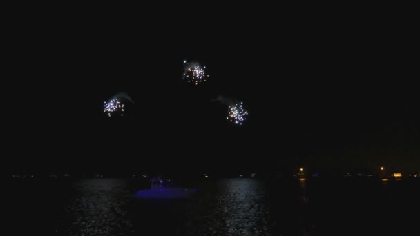 Fuegos artificiales brillantes en el lago Michigan en Chicago — Vídeos de Stock