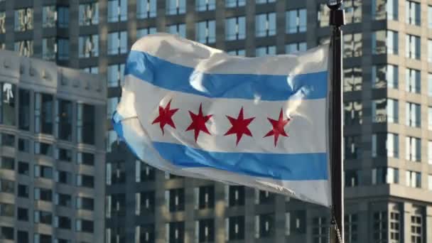 Bandeira cinematográfica de Chicago acenando ao pôr do sol — Vídeo de Stock