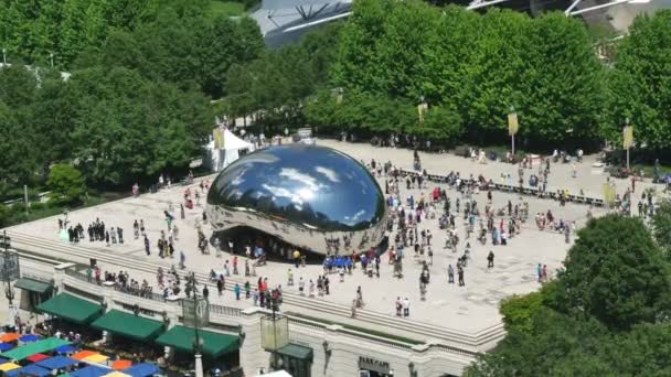 Turisti al Chicago Bean Monument nel Millennium Park — Video Stock