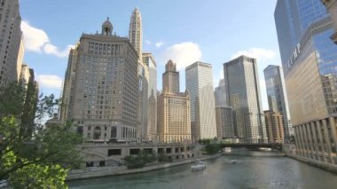 Chicago gökdelenler yansıtan günbatımı onun cephe üzerinde