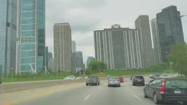 Conduzir ao longo da costa do lago Michigan em Chicago — Vídeo de Stock