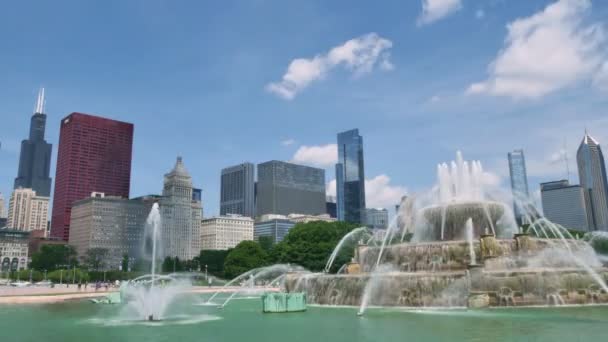 Skyline Downtown Chicago z widokiem na fontannę Buckingham — Wideo stockowe