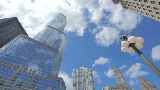 Chicago Trump Tower mrakodrap s mraky přes oblohu — Stock video