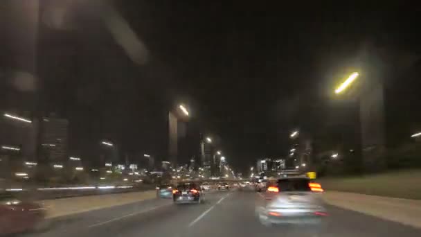 Guidare a tutta velocità per il centro di Chicago di notte — Video Stock