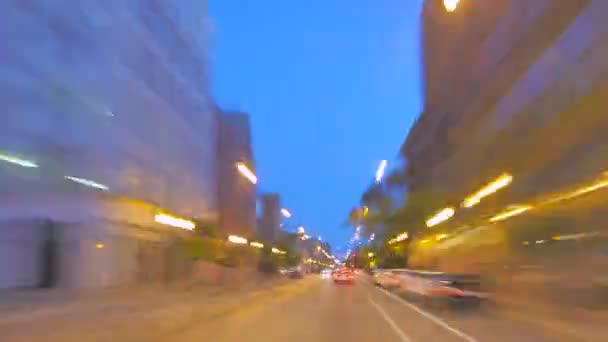 Conduzir a toda a velocidade até ao centro de Chicago ao pôr-do-sol — Vídeo de Stock