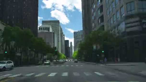 Fahren entlang der goldenen meile an der michigan avenue in Chicago — Stockvideo