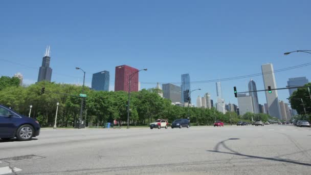 Trafik på gatorna i Downtown Chicago tidsinställd — Stockvideo