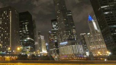 Şehir kapısı Rating ile gece Chicago gökdelenler