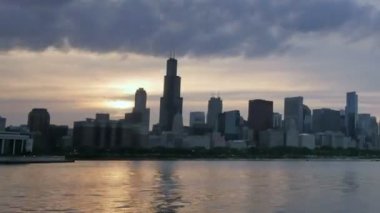 Chicago manzarası göl üzerinde günbatımında yansıyan