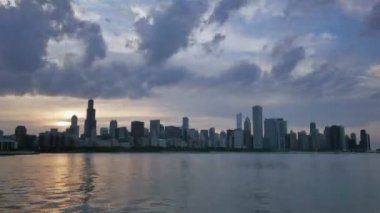 Chicago manzarası göl üzerinde günbatımında yansıyan