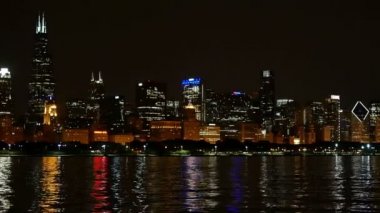 Gölde geceleri panoramik yansıyan Chicago manzarası