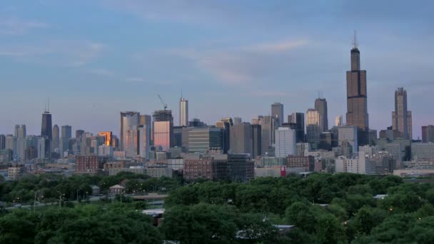 Gouden Chicago Skyline vervallen bij zonsondergang — Stockvideo