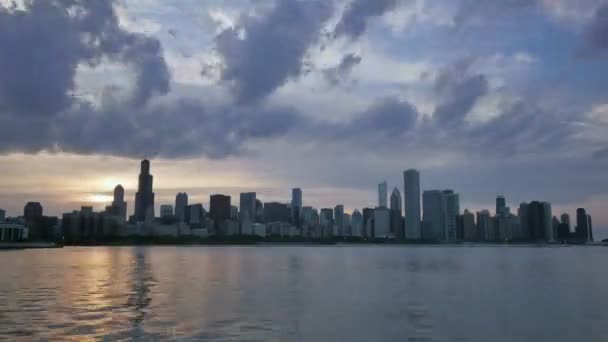 日落倒影在湖面上的芝加哥天际线 — 图库视频影像