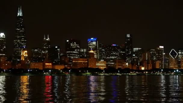 シカゴのスカイラインのパノラマの夜に湖面に映る — ストック動画