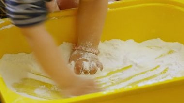 Anaokulu Çocuk Bakımı beyaz un ile oynayan bebekler