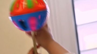 Anaokulu Çocuk Bakımı içinde çıngırak ile oynayan bebek