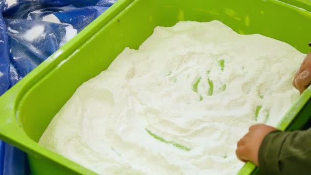 Dzieci gry z białej mąki w przedszkole, opieka nad dziećmi — Wideo stockowe