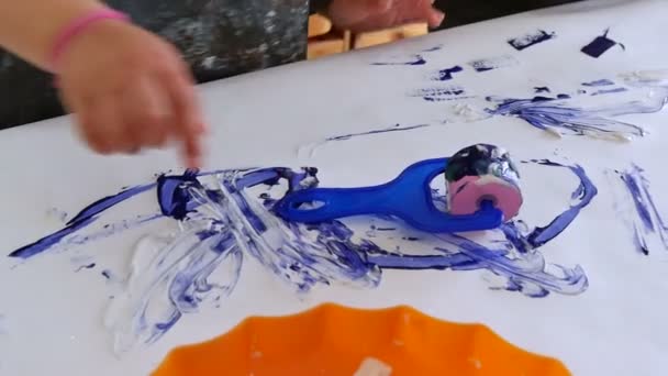 Діти граються з фарбами в дитячому саду Догляд за дітьми — стокове відео