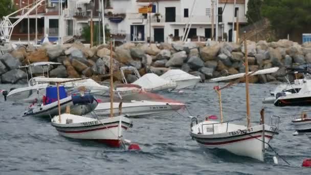 Якорные лодки перед средиземноморской деревней — стоковое видео