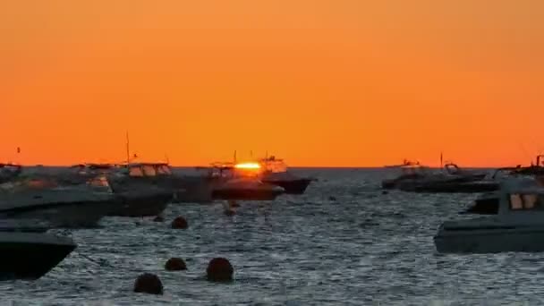 Χρυσή Ανατολή ηλίου πάνω από τη Μεσόγειο θάλασσα με σκάφη — Αρχείο Βίντεο