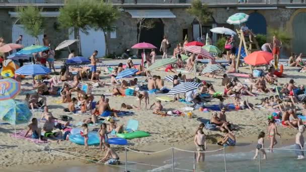 Calella de Palafrugell, Girona, Španělsko. Přístav Pelegr pláž v létě. 18. srpna 2016. Dovolená na pláži ve Španělsku v létě — Stock video