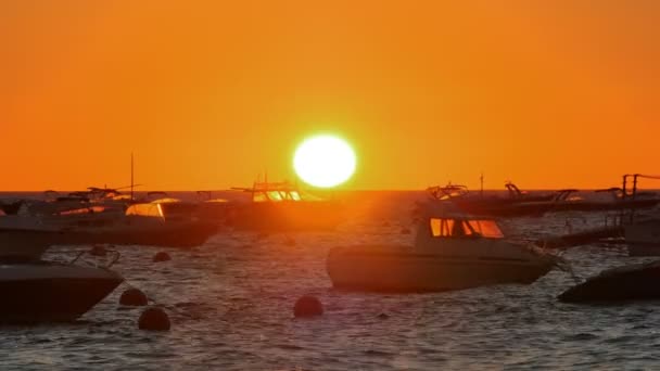 Χρυσή Ανατολή ηλίου πάνω από τη Μεσόγειο θάλασσα με σκάφη — Αρχείο Βίντεο