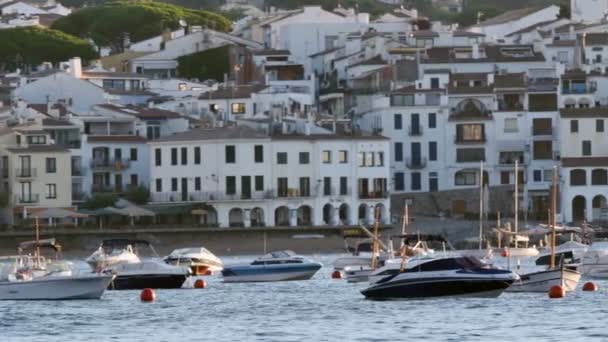 Förankrade båtar framför en Mediterranean Village — Stockvideo