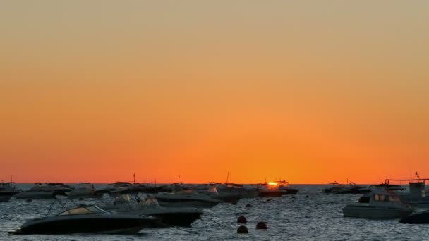Golden Sunrise över Medelhavet med båtar — Stockvideo