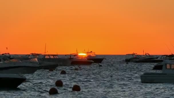 Χρυσή Ανατολή ηλίου πάνω από τη Μεσόγειο θάλασσα με σκάφη — Αρχείο Βίντεο