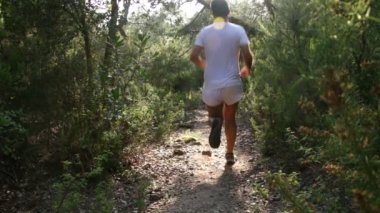 gün batımında alanları koşma