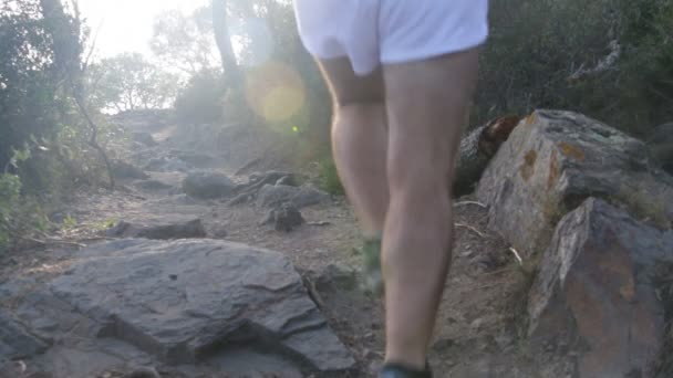 Runner klimmen op de rotsen — Stockvideo