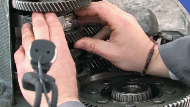 Auto reparatie versnellingspook auto demonstratie — Stockvideo