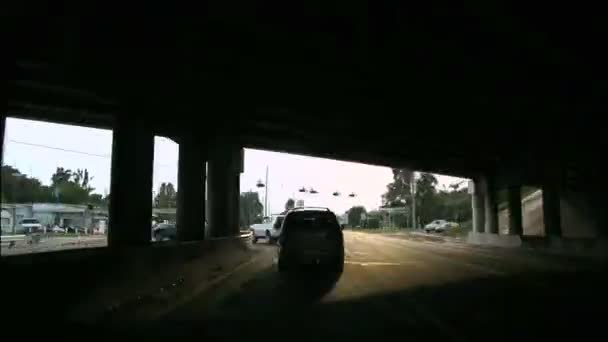 Во Флориде на дорогах на закате бушуют дорожные камеры — стоковое видео
