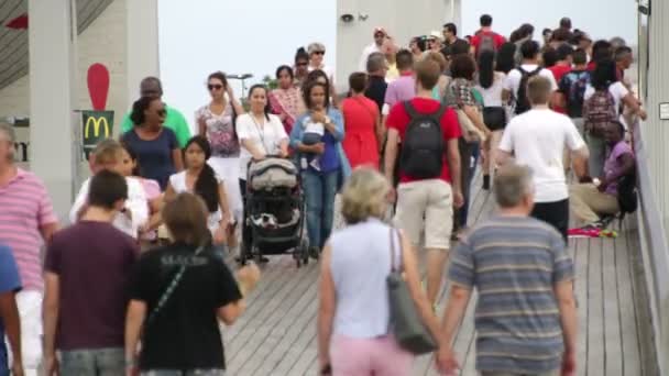 Crowd Crossing Maremagnum Marketplace Bridge in Barcelona — Stock Video