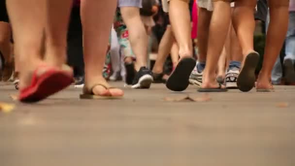 Piedi dei turisti folla a Barcellona — Video Stock