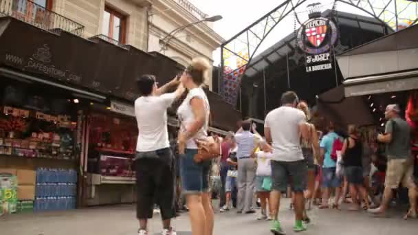 Gedrängter Marktplatz in Barcelona im Zeitraffer — Stockvideo