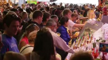 la boqueria barcelona zaman atlamalı pazarda alışveriş kalabalığı