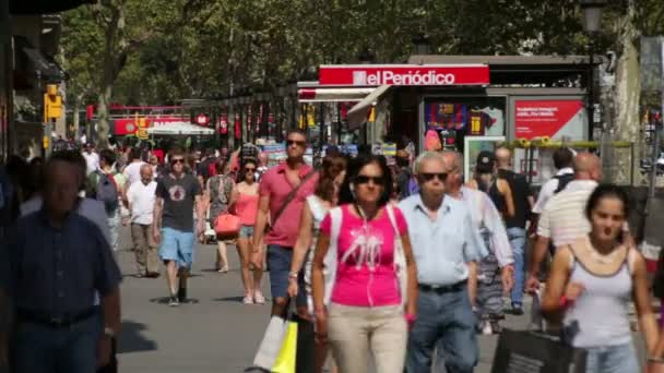 Shopping in massa a Barcellona . — Video Stock