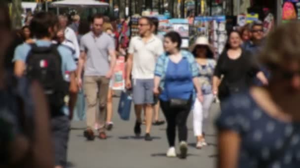 Menigten van toeristen in barcelona wazig. — Stockvideo